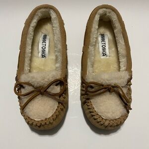 Slippers MinnieTonka size 6 (New)